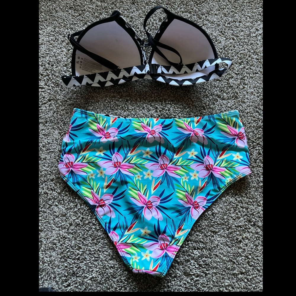 Bikini - Picture 2 of 2